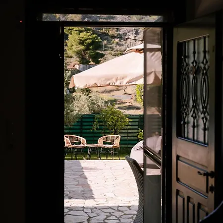 Petrino Sxinos Villa
