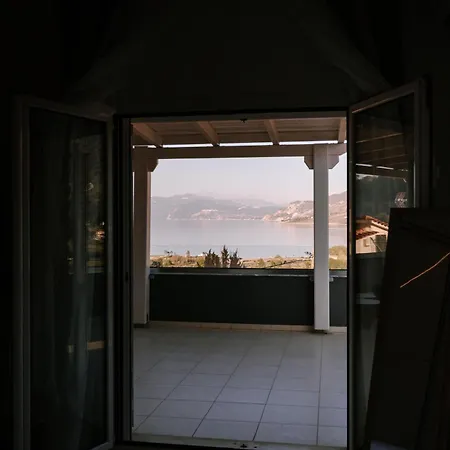 Petrino Sxinos Villa *