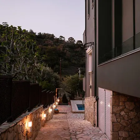 Petrino Sxinos Villa