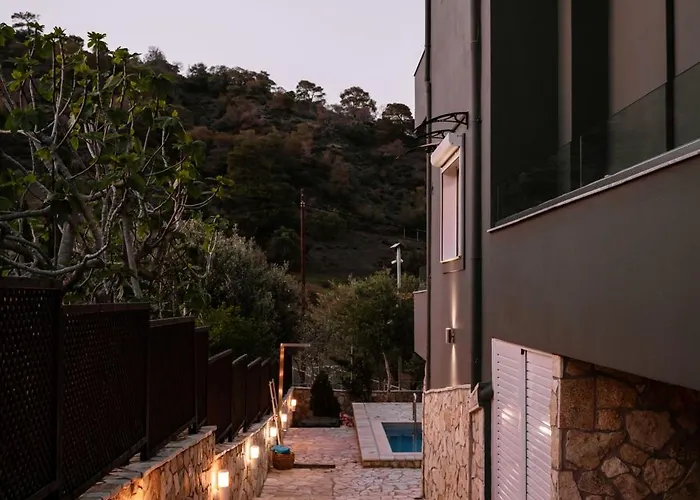 Petrino Sxinos Villa